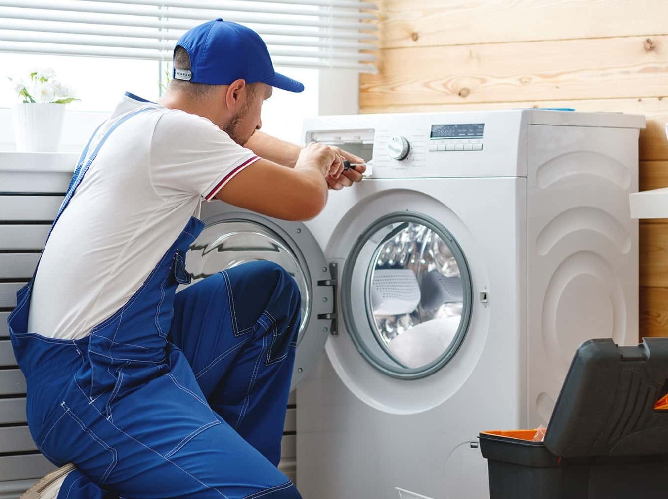 Técnico reparando electrodoméstico Electrolux en Candeleda
